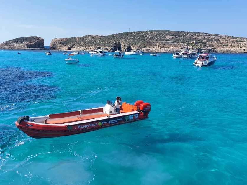Barquinho na Praia de Marsaxlokk em Malta