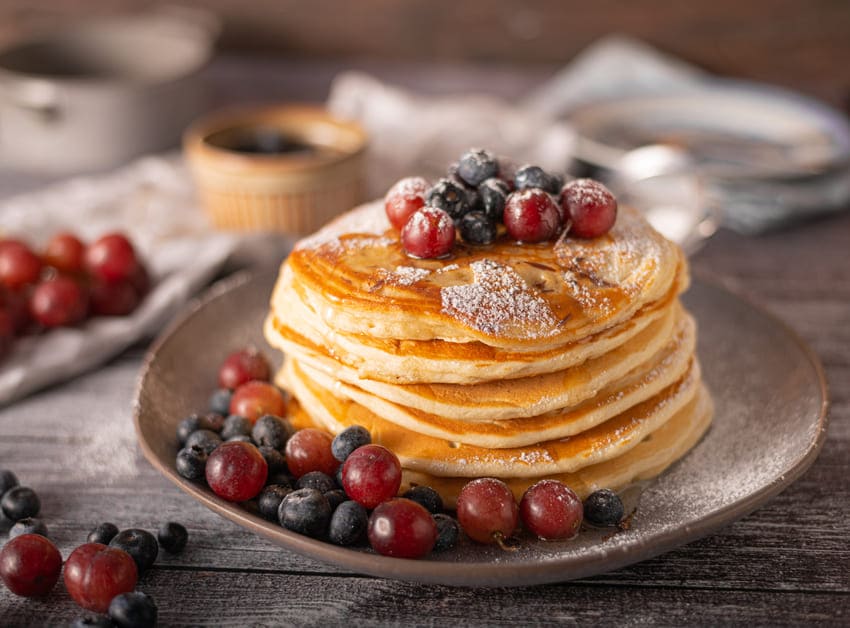 panquecas americanas com frutas silvestres
