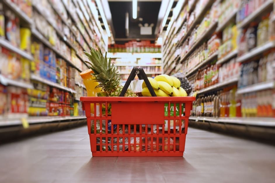 cesta com vegetais no chão do supermercado