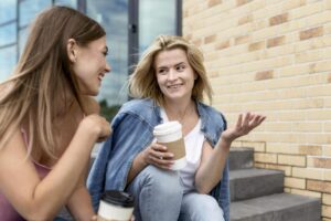 mulheres conversando em uma escada