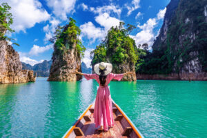 menina no barco na tailandia
