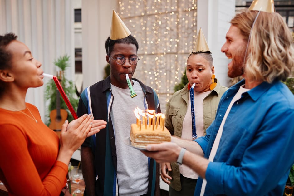 Como se escreve feliz aniversário em inglês? Vocabulário de festa!