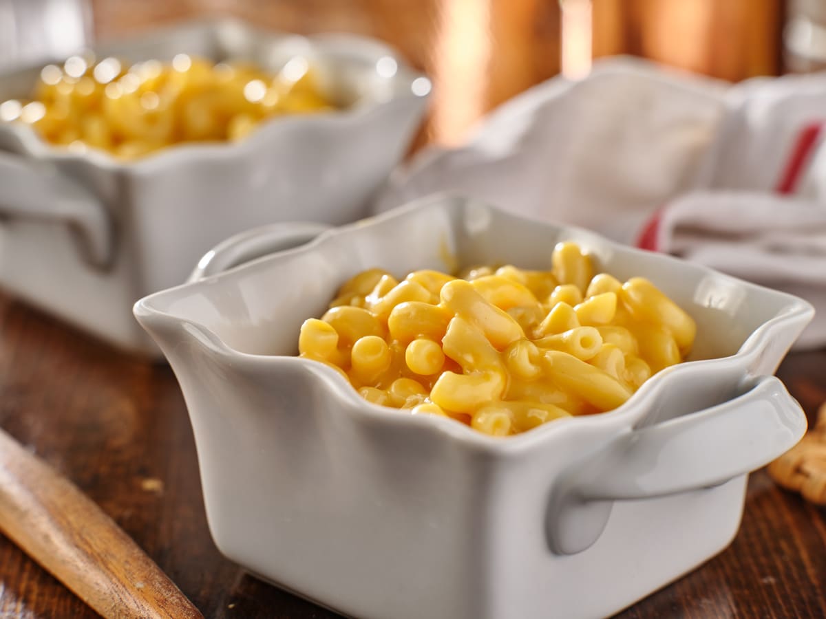 mac and cheese no prato branco 