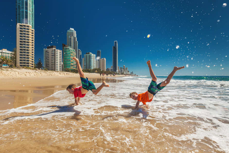 meninos brincando na água em praia em gold coast