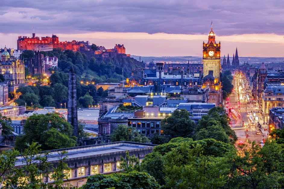 céu iluminado ao amanhecer em Edimburgo 