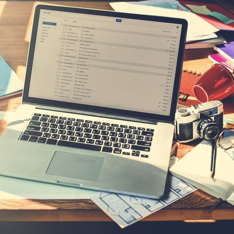 notebok com lista de emails abertos 