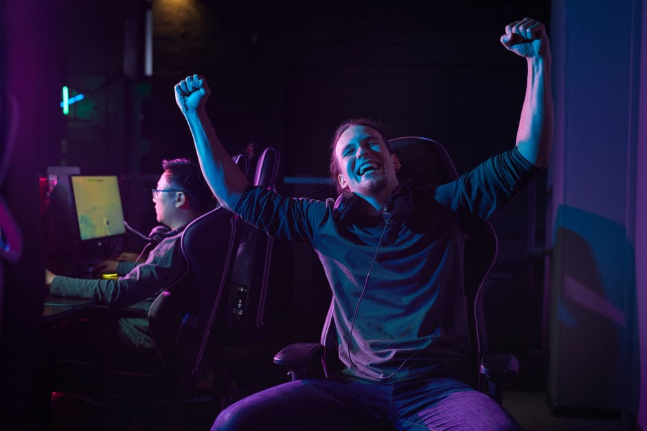 jogador streamer comemorando que ganhou o jogo