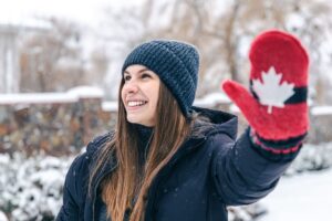 menina com luva do canadá