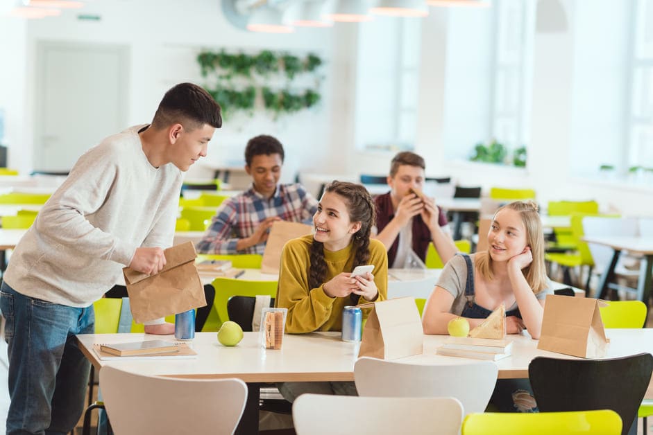 alunos do high schools em cafeteria da escola conversando