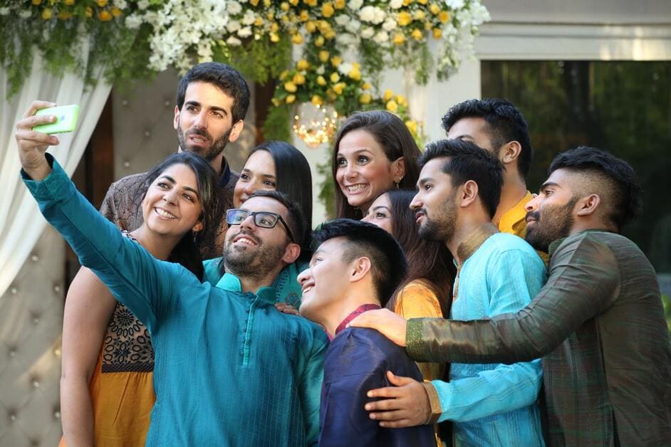 10 amigos de nacionalidades diferentes sorrindo para selfie