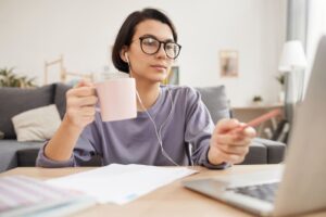 menino aprendendo inglês online