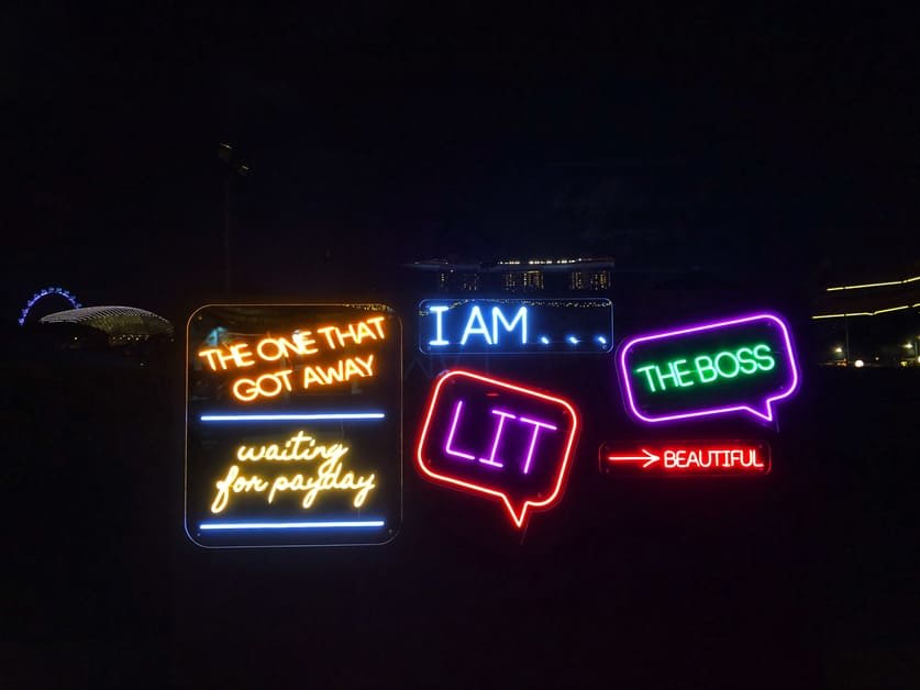 letreiros em led colorido com palavras em inglês