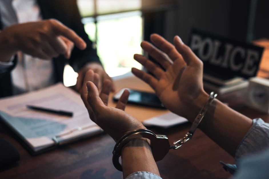 mãos algemadas na polícia