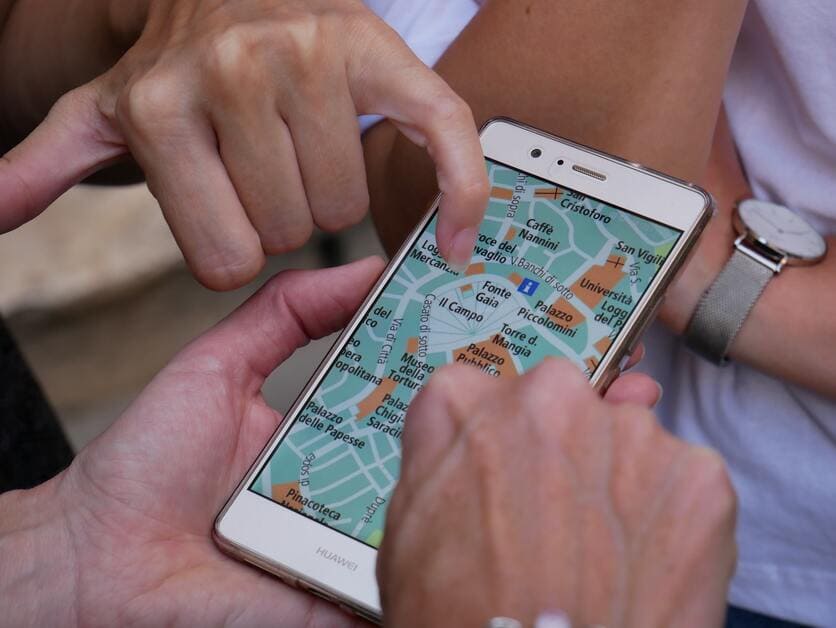 dedos no mapa do celular aberto no mapa