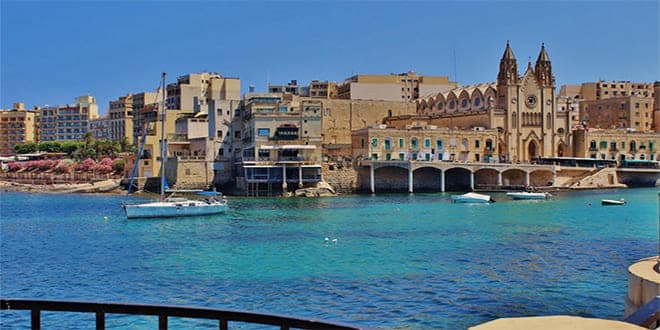 Mar azul sendo observado na Baía de Sliema
