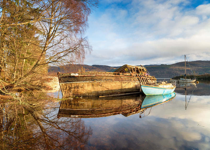 barco velho no lago ness na escócia