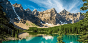 montanha e lago na nova zelândia em dia ensolarado