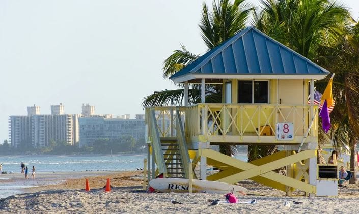 Ponto de salva-vidas em praia de miami 