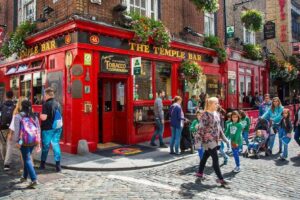 pessoas andando na rua em dublin