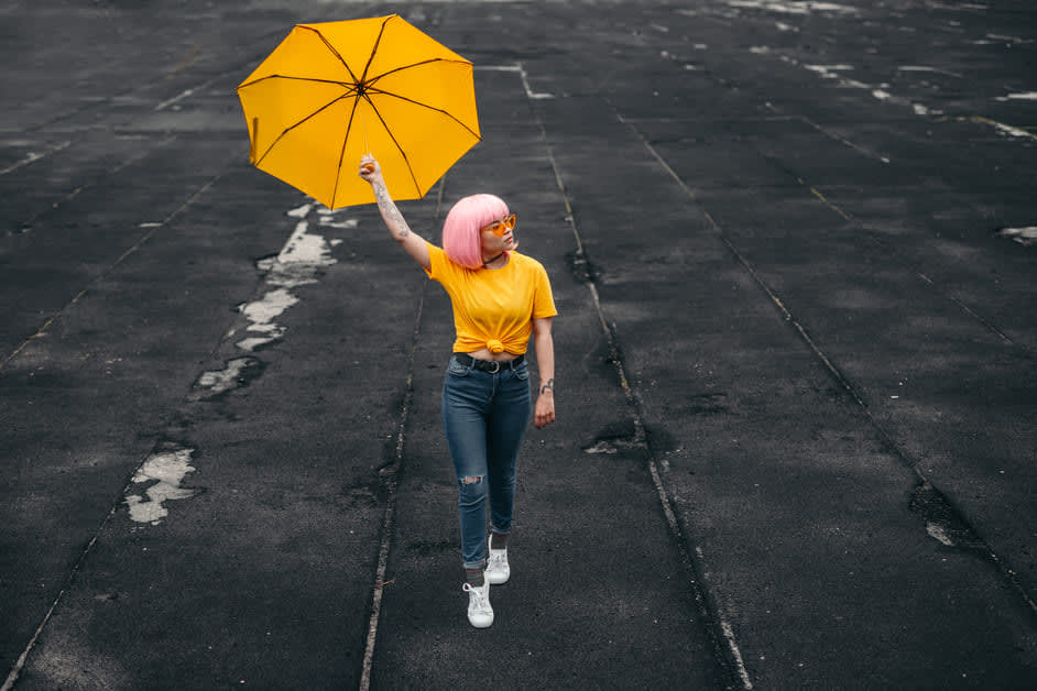 menina adolescente com camisa e guarda-chuva amarelos 