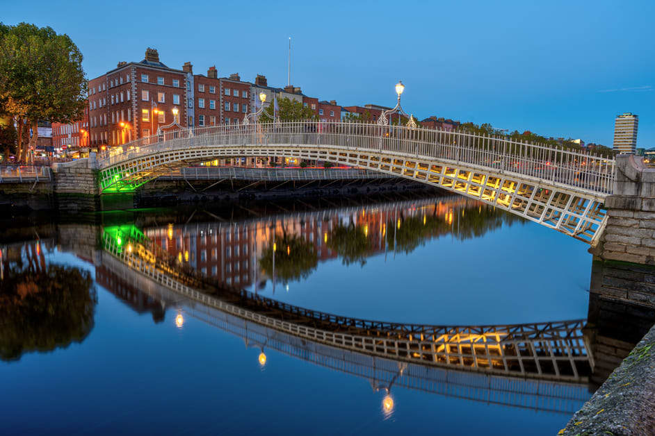 penny bridge em dublin a noite