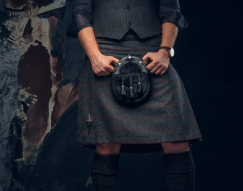 traje tradicional escocês kilt e sporran