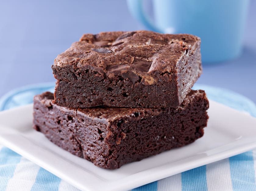 dois brownies empilhados em um prato