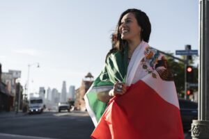 mulher segurando bandeira do mexico