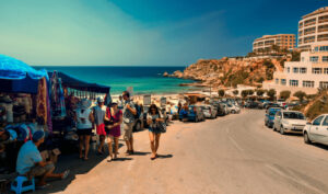 rua em frente a praia em Malta