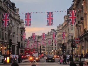 Ruas da Inglaterra decoradas com bandeiras