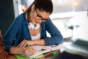 estudante com cadernos estudando