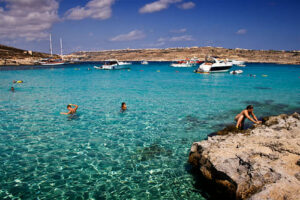 águas cristalinas em praia de Malta