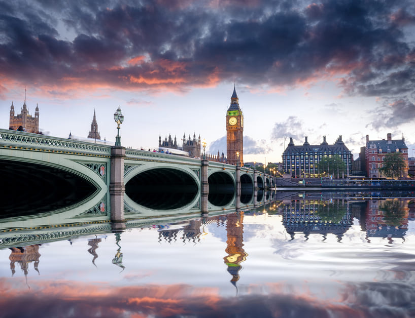 Crepúsculo na Ponte de Westminster e no Big Ben em Londres