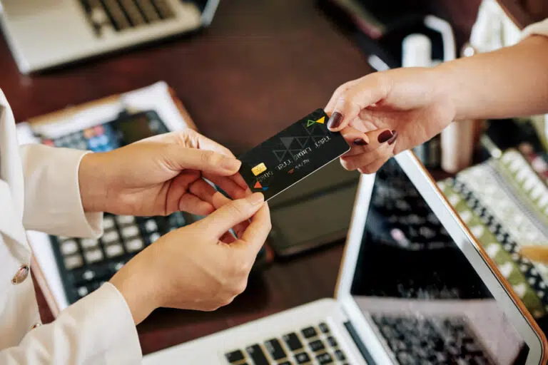 Cartão multibenefícios: O que é e onde são aceitos? [2026]