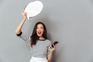 mulher com balao de fala estendido e celular na mao