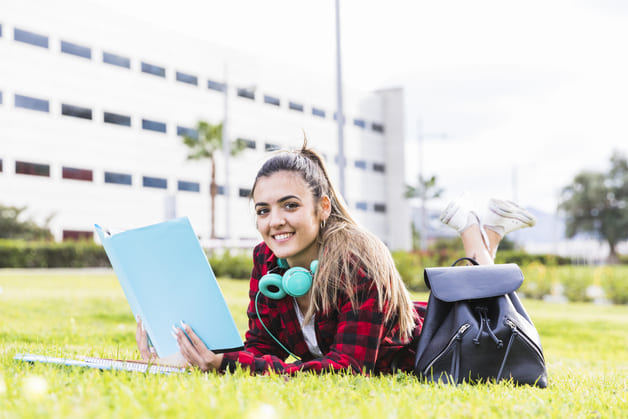 Qual é a diferença entre College e University?
