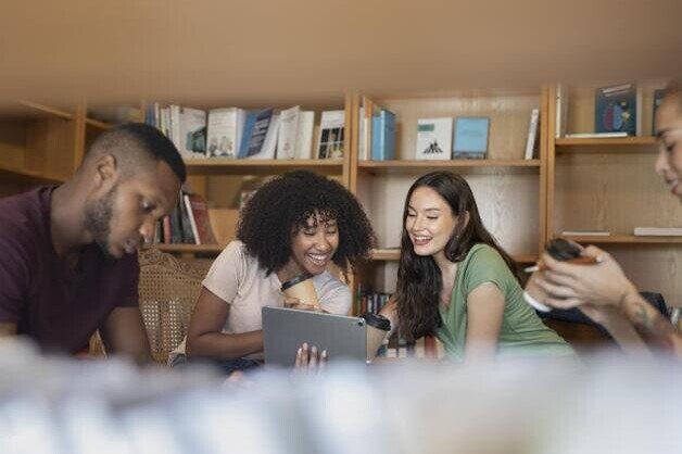 pessoas conversando na biblioteca