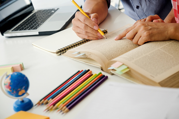 Preposições de lugar em inglês: guia com exemplos práticos