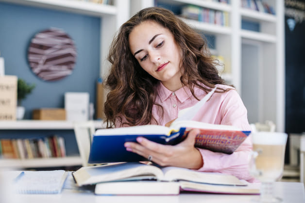 Tabela de preposições em inglês com tradução e exemplos