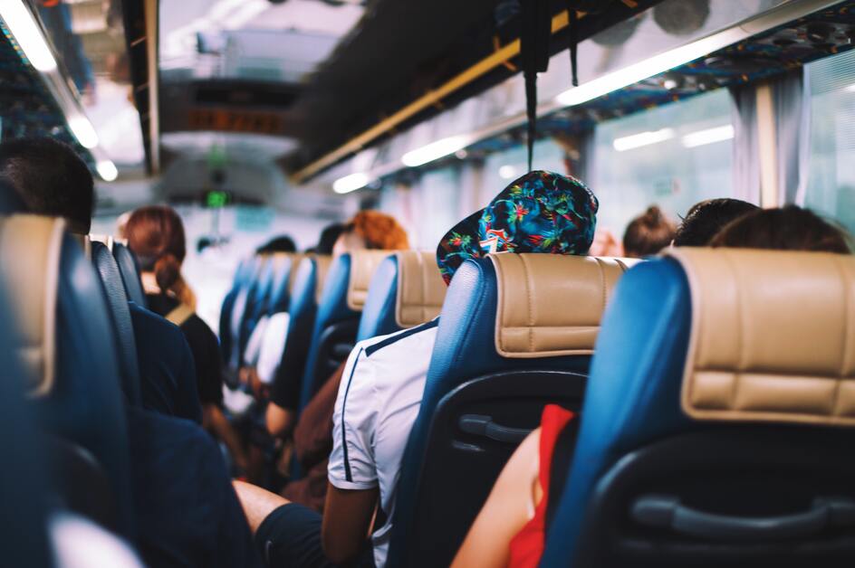 Interior de ônibus de excursão