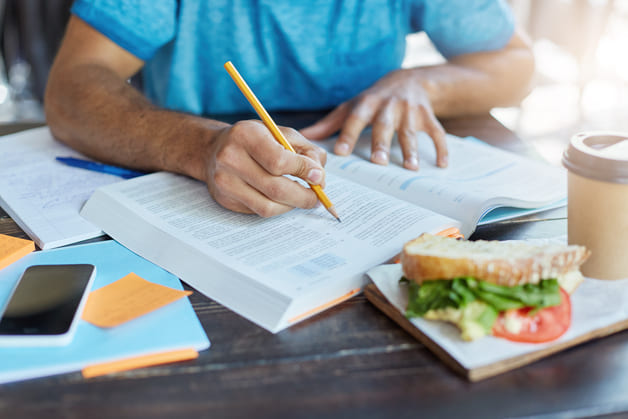 Regras do “ing” em inglês: guia completo de uso com exemplos práticos