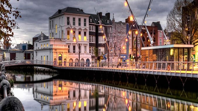 cork em dia nublado com luzes amarelas em 1916