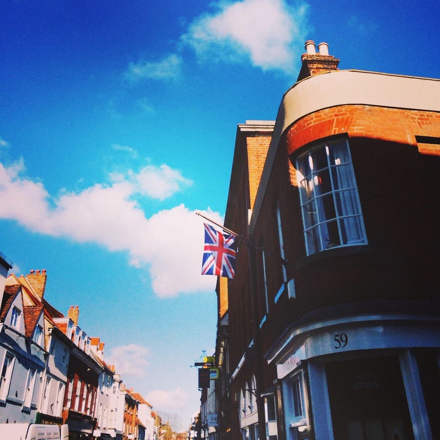 Casa na Inglaterra com a bandeira inglesa