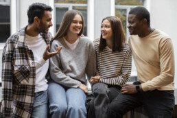 jovens conversando e sorrindo um para o outro