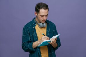 homem com caderno na mão fazendo anotações
