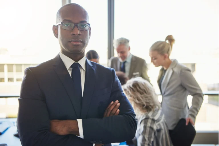 Homem vestido como executivo de braços cruzados