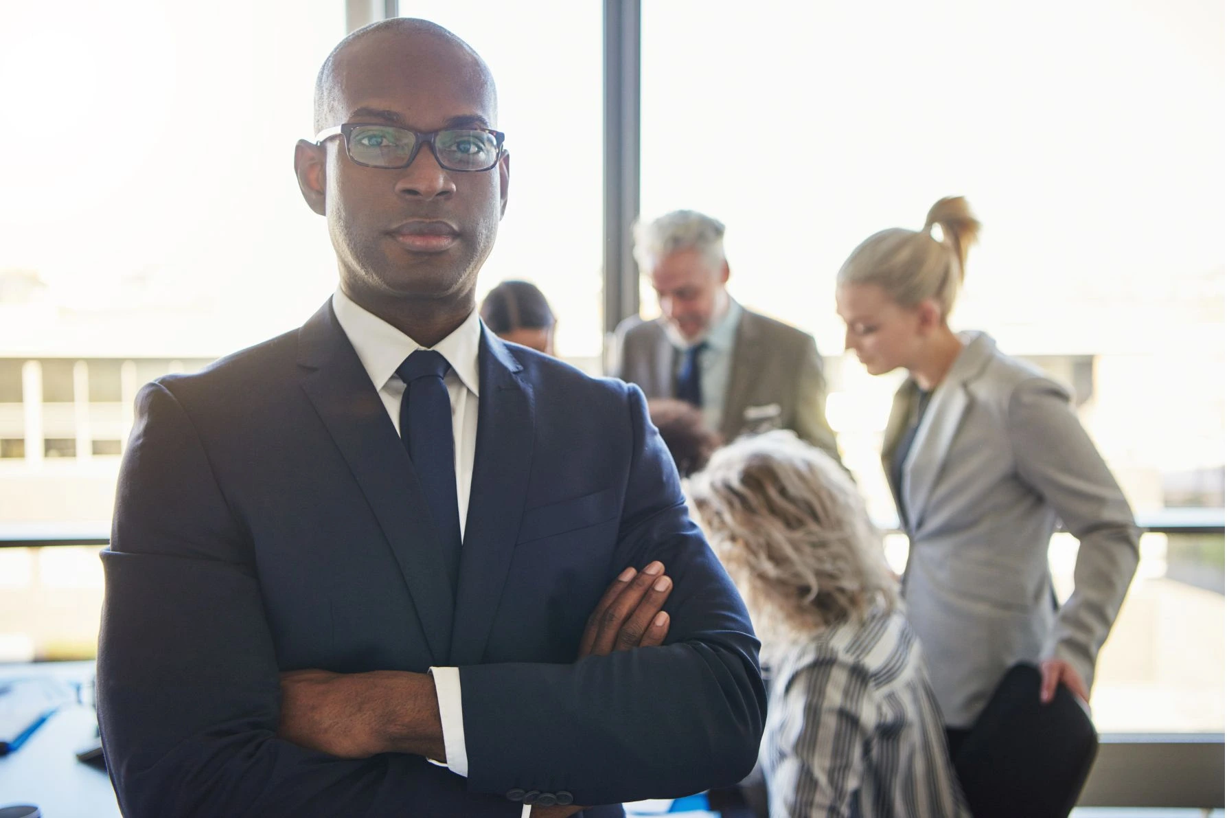 Homem vestido como executivo de braços cruzados