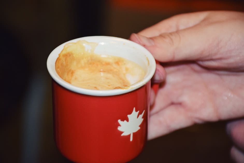 Pessoa segurando xícara com a bandeira do Canadá